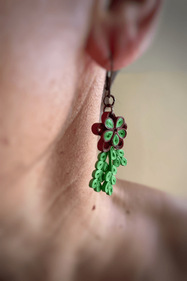 Fleur et feuilles rouge et vert